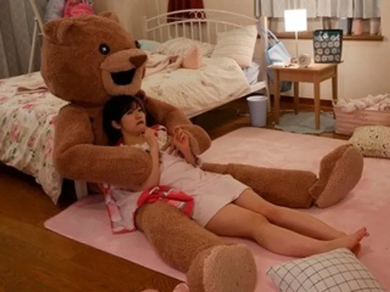 Chú nhân tình nhồi bông và em học sinh nữ ngây thơ